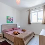 Modern 3br W Terrace Near Beaches & Restaurants By Quicktrips