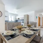 Daire Modern 3br W Terrace Near Beaches & Restaurants By Quicktrips