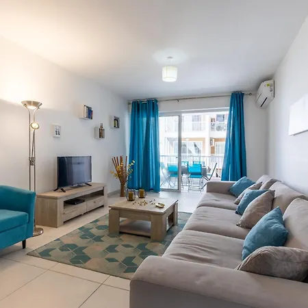 Daire Modern 3br W Terrace Near Beaches & Restaurants By Quicktrips