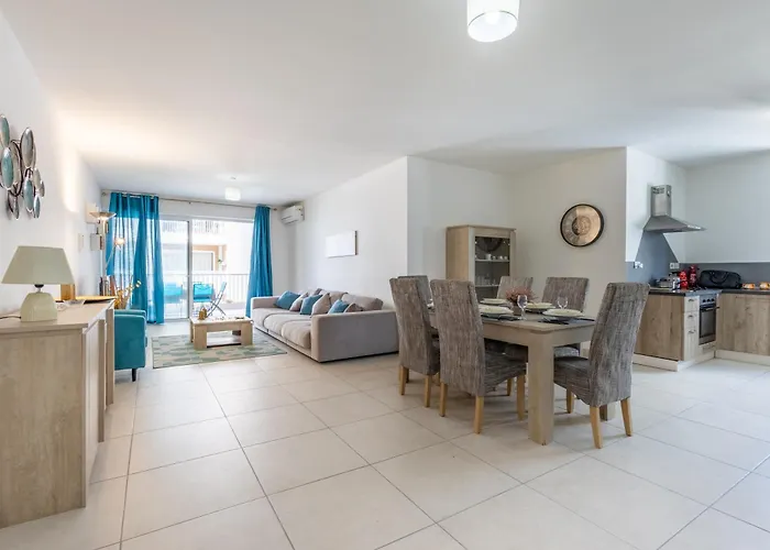 Modern 3br W Terrace Near Beaches & Restaurants By Quicktrips