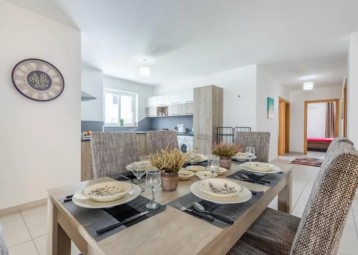 Apartament Modern 3br W Terrace Near Beaches & Restaurants By Quicktrips